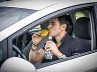 ¿Cómo afecta la comida y la bebida en la conducción?