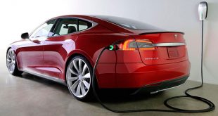 Tesla prepara el primer cargador que se conecta automáticamente al coche