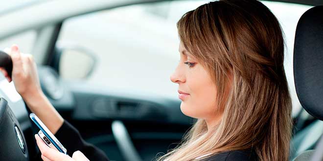 La DGT penalizará utilizar el móvil al volante