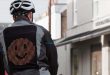 Ford crea una chaqueta para ciclistas que proyecta emojis