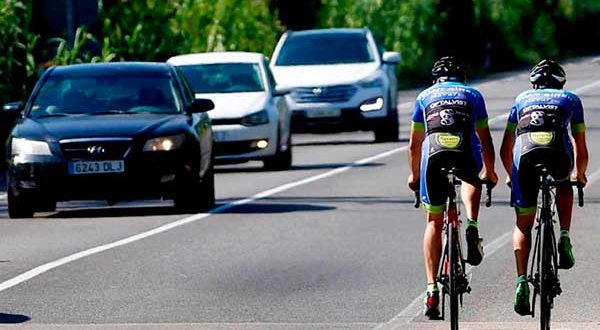 La DGT modifica la normativa para adelantar a ciclistas en carretera